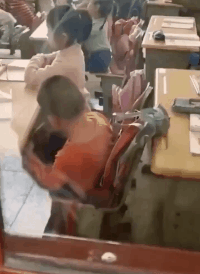 曾经我也是坐在哪个位置看着窗外爆笑gif搞笑图片