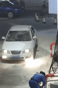 工作人员：操，原来是车灯爆笑gif搞笑图片