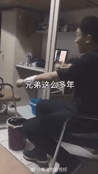 多大点事，看你把我手打成这样爆笑gif搞笑图片