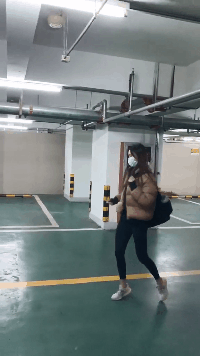 妹子走出了六亲不认的步伐爆笑gif搞笑图片