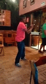 想偷袭我，给你一锤子爆笑gif搞笑图片