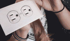 恶搞自己弟弟爆笑gif搞笑图片