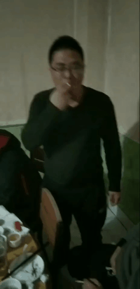 抽二手烟的时候很幸福，得肺癌的时候很痛苦爆笑gif搞笑图片