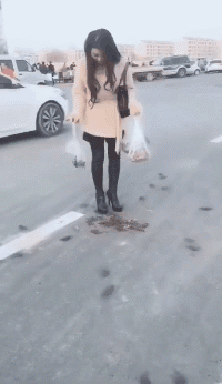 小姐姐：现在我该怎么办，你们都给我站住爆笑gif搞笑图片