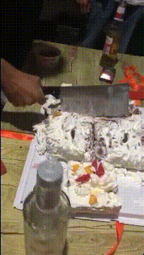 这蛋糕咱也不敢吃因为砍不动爆笑gif搞笑图片