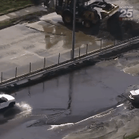 人生处处是坑，或许下一秒就倒你了爆笑gif搞笑图片