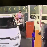 大哥，你没刷卡就想跑？爆笑gif搞笑图片