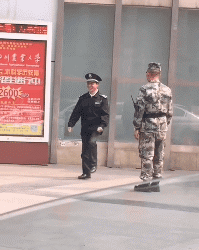 在看的几下都跟他一样走路了爆笑gif搞笑图片