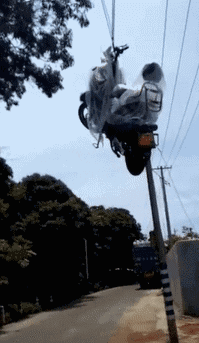 大哥我就想知道你是怎么开上去的爆笑gif搞笑图片