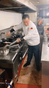 请问这位端盘子的，你是猴子请来的逗比吗？爆笑gif搞笑图片