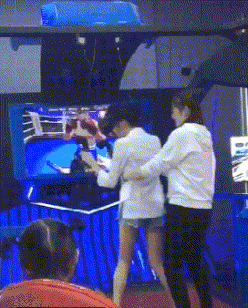 带女神玩VR结果看清真面目爆笑gif搞笑图片