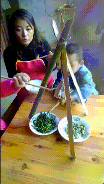 家里就一块肉了，粘着吃吧爆笑gif搞笑图片