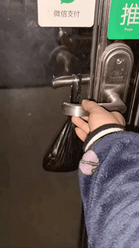 外卖小哥，请问你这让我怎么拿外卖爆笑gif搞笑图片