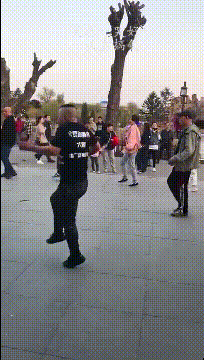 这位大哥是要当全场最亮的仔吗爆笑gif搞笑图片