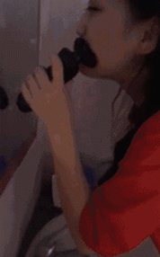 媳妇在厕所偷偷拿我的剃刀剃胡子爆笑gif搞笑图片