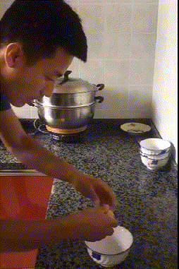 老婆这碗是鸡蛋碰碎的你能信吗爆笑gif搞笑图片