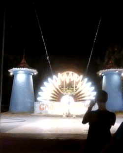 里面人估计被吓的魂飞魄散爆笑gif搞笑图片