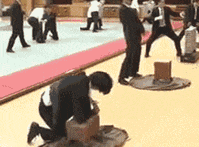 你们都是弟弟，看我的铁头功爆笑gif搞笑图片