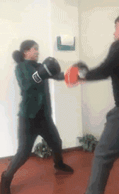 和老婆玩拳击赛，这不是自己找打吗爆笑gif搞笑图片