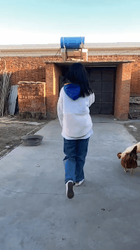 第一天回到家就遇到我家战斗机偷袭我爆笑gif搞笑图片