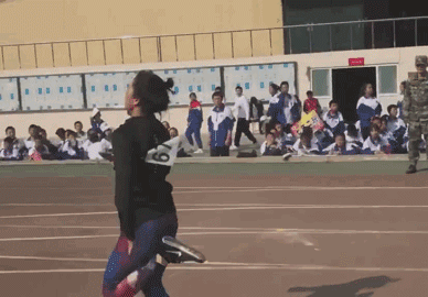 姑娘，就拍个照，干嘛这么拼爆笑gif搞笑图片