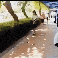 妹子，你这是干嘛，要遁地爆笑gif搞笑图片