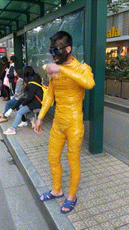 哥们你这装扮看的我一愣一愣的爆笑gif搞笑图片