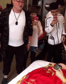 做啥事不能丢队友，就算是结婚也一样爆笑gif搞笑图片