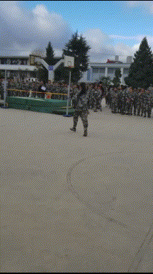 小姐姐这是在跳高不是在跳绳爆笑gif搞笑图片