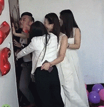 现在结婚堵门都喜欢破门而入吗爆笑gif搞笑图片