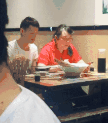 小样偷吃，小心回家收拾你爆笑gif搞笑图片