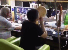 旁边的大爷看的一愣一愣的爆笑gif搞笑图片