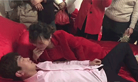 新郎：这么多人看着，你就这样欺负我，哼！爆笑gif搞笑图片