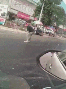 天气太热马路变成了粘鼠板爆笑gif搞笑图片