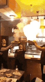 现在的厨师真会玩，一不小心就玩火了爆笑gif搞笑图片