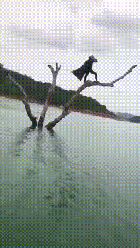 黑衣男子：今日我虽淹死，但还是江洋大盗！！！！爆笑gif搞笑图片