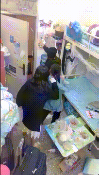 女生寝室的迎接室友的最新方式爆笑gif搞笑图片
