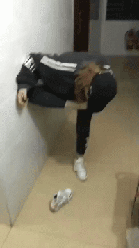 脚趾一动，味道更重。爆笑gif搞笑图片