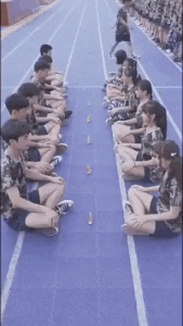 小伙子，你怎么不懂事呐爆笑gif搞笑图片