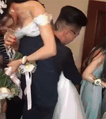 今天除了丈母娘，是女的统统带走爆笑gif搞笑图片