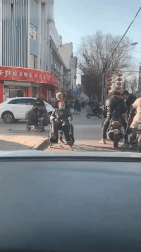 大爷跟大娘还是很年轻呀爆笑gif搞笑图片