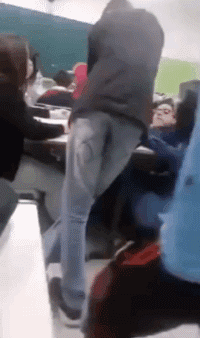 一招千年杀把小伙捅上天了爆笑gif搞笑图片