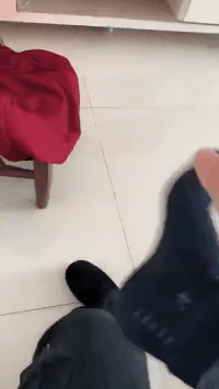 脚上有氨气就不要乱试探爆笑gif搞笑图片