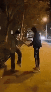 小情侣，秀恩爱死得快爆笑gif搞笑图片