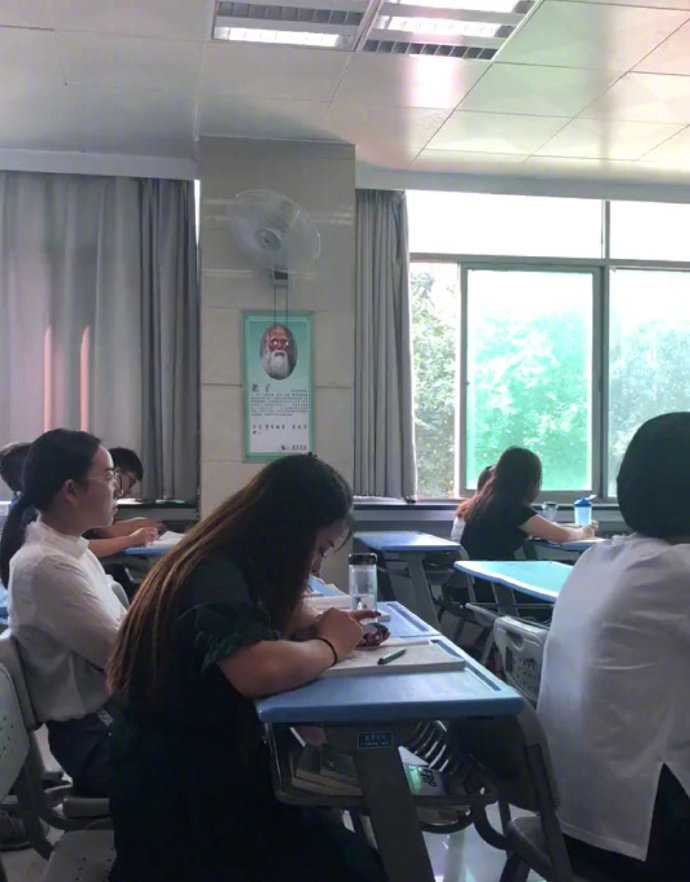 老子感觉眼前一亮爆笑gif搞笑图片