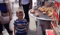 脾气不好的小正太，遇到恶搞的冰激凌爆笑gif搞笑图片