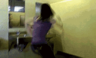 厕所里面的各种奇葩囧事，哈哈哈真会玩爆笑gif搞笑图片