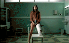 隔着屏幕都能感受到痛苦，哈哈哈哈太倒霉了爆笑gif搞笑图片