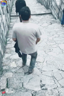 爬上去坐缆车下来，千万不要走下来爆笑gif搞笑图片