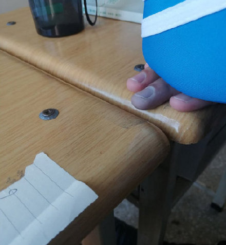 我要不要叫醒同桌爆笑gif搞笑图片